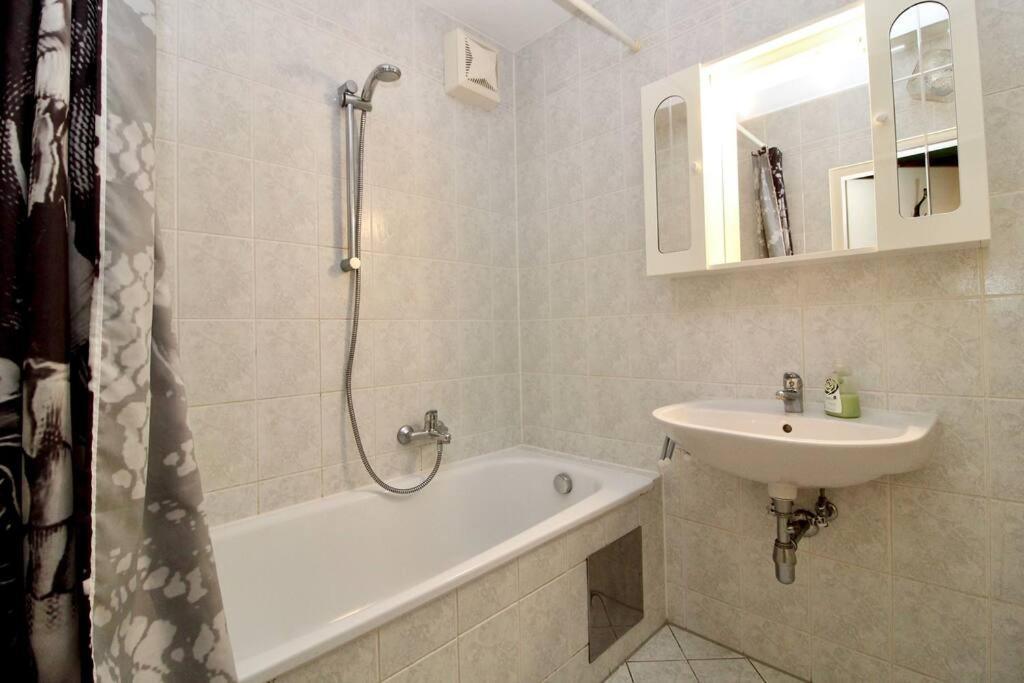 Cozy Apartment Free Parking Bécs Kültér fotó
